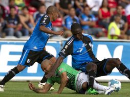 Humberto Suazo (C) de Monterrey y  jugadores de Querétaro pelean por el balón. MEXSPORT  /