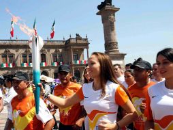 La raquetbolista Samantha Salas porta la Antorcha Panamericana, durante su recorrido por Monterrey. NTX  /