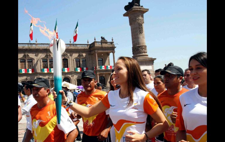 La raquetbolista Samantha Salas porta la Antorcha Panamericana, durante su recorrido por Monterrey. NTX  /