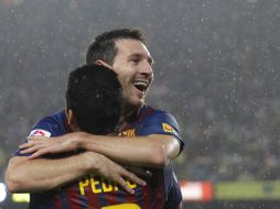 Leonel Messi festeja con Pedro Rodríguez la victoria del Barcelona en Camp Nou. AP  /