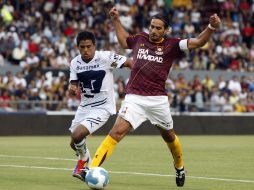 El jugador de Pumas Javier Cortés Granados (i) lucha por el balón con Hugo Roberto Colace de Estudiantes (d). EFE  /