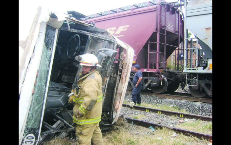 Socorristas inspeccionan siniestro en el cruce de Donato Guerra y 16 de Septiembre, en la Colonia El Cerrito de Poncitlán. ESPECIAL  /
