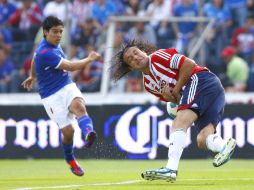 El capitán rojiblanco, Héctor Reynoso (der.), detiene un disparo del cruzazulino, Fausto Pinto, durante el partido. MEXSPORT  /