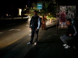 El servicio eléctrico comenzó a ser restablecido una hora después de haber iniciado el apagón y en forma muy lenta. REUTERS.  /