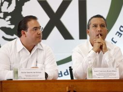 Francisco Blake (der.) sostiene que en 2012 la lucha anti narco debe continuar con el nuevo Presidente. NTX  /