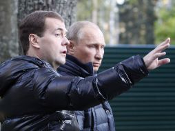 El presidente ruso, Dmitry Medvedev, y el primer ministro, Vladimir Putin, se reúnen en la residencia de Zavidovo. AFP  /