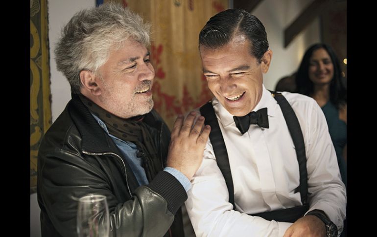 Almodóvar (i), junto al actor Antonio Banderas (d), en un momento de descanso durante el rodaje de ‘La piel que habito’. EFE  /
