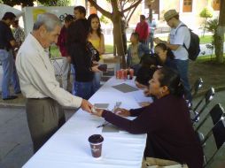 Un ciudadano acude a una de las mesas en la Cabecera Municipal para emitir su veredicto. M. MENDOZA  /