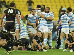 La selección argentina de rugby celebra la victoria frente a Escocia en partido de Mundial en Nueva Zelanda. AFP  /