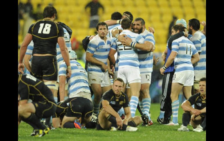 La selección argentina de rugby celebra la victoria frente a Escocia en partido de Mundial en Nueva Zelanda. AFP  /