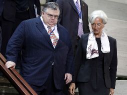 Agustín Carstens camina junto con Christine Lagarde rumbo a la foto oficial del FMI en Washington. AP  /