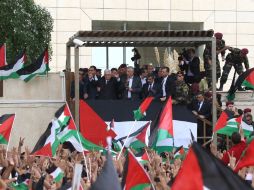 Miles de palestinos vitorearon y ondearon banderas en la bienvenida en Cisjordania al presidente Mahmud Abbas. AFP  /