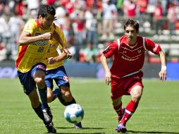 Isaac Brizuela del Toluca en una jugada en la que intenta recuperar la pelota. MEXSPORT  /