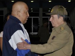 Raul Castro despide a Hugo Chávez en aeropuerto de la Habana, Cuba. AP  /