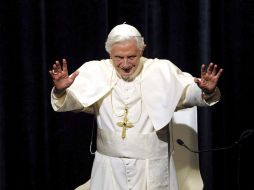 El Papa Benedicto XVI saluda a la multitud en la sala de concierto de Friburgo, Alemania. EFE  /