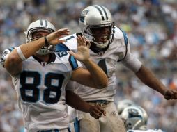 Los 'Panteras' Cam Newton (1) y Greg Olsen (88) celebran su triunfo en el juego de hoy. AP  /