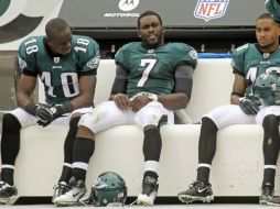 Michael Vick (C) se sienta entre el receptor de las Águilas Jeremy Maclin (18) y DeSean Jackson (D).REUTERS  /