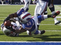 Fred Jackson (22), se dirige a la zona final bajo la presión de Fred Jackson (22). AP  /