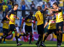 Christian Benítez celebra el gol del empate con sus compañeros, durante el partido que marca el cierre de la jornada 10. MEXSPORT  /