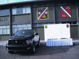 Elementos de la XV Zona Militar aseguraron armas de varios calibres, pantalones tipo militar y una camioneta Dodge Ram negra. ESPECIAL  /