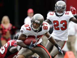 Preston Parker de los Bucaneros elude a Sean Weatherspoon de los Halcones de Atlanta. REUTERS  /