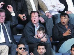 El primer ministro británico, David Cameron, y su hijo sufrieron en la tribuna apoyando a su equipo, el Queen’s Park Rangers. AP  /