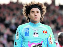Ochoa, quien ha recibido 16 goles en ocho jornadas en Francia, se retira enojado del campo del Brest. AP  /