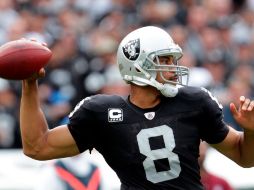 Jason Campbell  de los Raiders tira un pase durante el juego. REUTERS  /