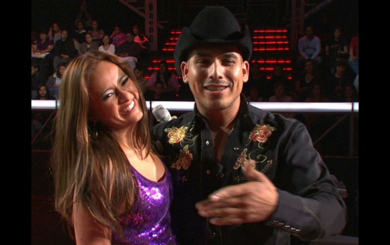 Rebeca integrante del equipo de Espinoza Paz y el cantautor se divierten tras la audición. IMAGEN TOMADA DE TWITTER @LaVozMexico  /