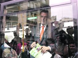 Capitalinos observan al jefe de Gobierno del Distrito Federal, quien llega a su oficina en el metro. NTX  /