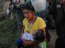 Se muestra una mujer y un niño indígenas en protesta. EFE  /