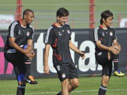 (i-d)Jerome Boateng, Mario Gómez y Takashi Usami del FC Bayern de Múnich calientan durante el entrenamiento. EFE  /