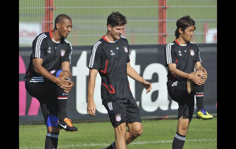 (i-d)Jerome Boateng, Mario Gómez y Takashi Usami del FC Bayern de Múnich calientan durante el entrenamiento. EFE  /