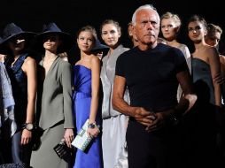 En la fotografìa, el diseñador acompañado de sus modelos, justo después de concluir el desfile. EFE  /