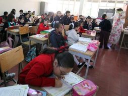 Los maestros, a falta de estructura, ejercen otras labores como la del trabajador social e incluso médica. ARCHIVO  /