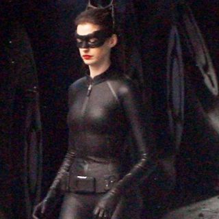 Revelan más fotos de Hathaway como ''Gatúbela''