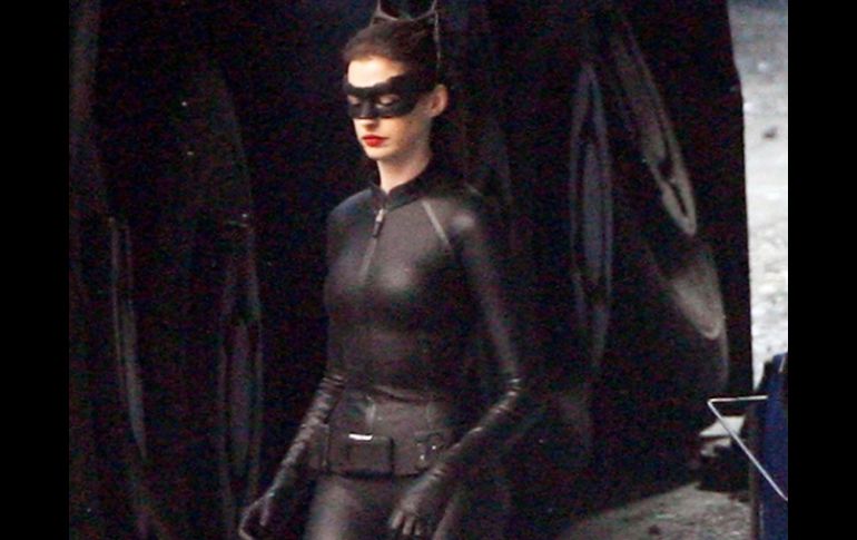 El traje que luce Hathaway es futurista y muy sofisticado para esta nueva cinta de ''Batman''. ESPECIAL JUSTJARED  /