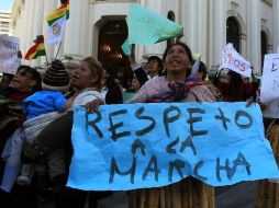 Varias personas gritan consignas en frente de la sede de la vicepresidencia de Bolivia que se tornó violenta. EFE  /