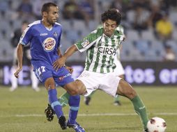 El centrocampista del Getafe CF, Diego Castro (I), lucha por el balón con el brasileño Iriney Santos Da Silva, del Real Betis. EFE  /