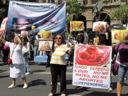 Integrantes de diversas organizaciones se manifiestan en contra de la práctica del aborto frente a la sede de la SCJN. EL UNIVERSAL  /