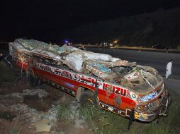 El autobús, que transportaba 107 estudiantes, cayó en una zanja. AFP  /