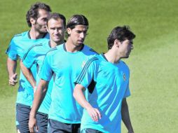Kaká (al frente), Sami Khedira, Ricardo Carvalho y Hamit Altintop trotan durante el entrenamiento del Real Madrid. AP  /