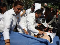 Los miembros de una organización cívica se manifiestan frente a la Suprema Corte de Justicia de la Nación. EFE  /