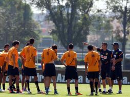 Alfredo Tena (segundo de der.a izq.) da instrucciones a los elementos americanistas. MEXSPORT  /