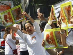 Un grupo de mujeres se manifiesta a favor de la vida afuera de la Suprema Corte de Justicia. NTX  /