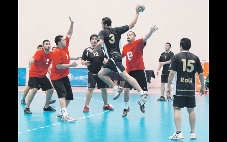 Uno de los partidos del cuadrangular celebrado la semana pasada, en el Gimnasio San Rafael. A. HINOJOSA  /