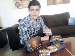 Carlos Ríos, de Chocolate Rey Amargo, presume el producto especial que la empresa lanzó para los Juegos Panamericanos. ESPECIAL  /