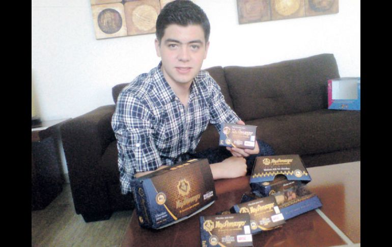 Carlos Ríos, de Chocolate Rey Amargo, presume el producto especial que la empresa lanzó para los Juegos Panamericanos. ESPECIAL  /