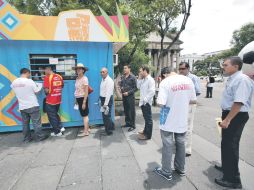 Hay filas en las taquillas móviles de boletos panamericanos. La primera recomendación es comprar las entradas por internet. A. MELÉNDEZ  /