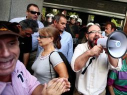 En la fotografía, ciudadanos se manifiestan debido a las medidas tomadas por el gobierno a causa de la crisis económica. EFE  /